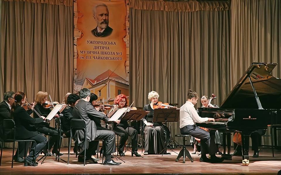 В Ужгороді понад 600 юних музикантів дали звітній концерт д..., фото-2 В Ужгороді понад 600 юних музикантів дали звітній концерт до 74-ої річниці державної музичної школи (ФОТО), фото-2