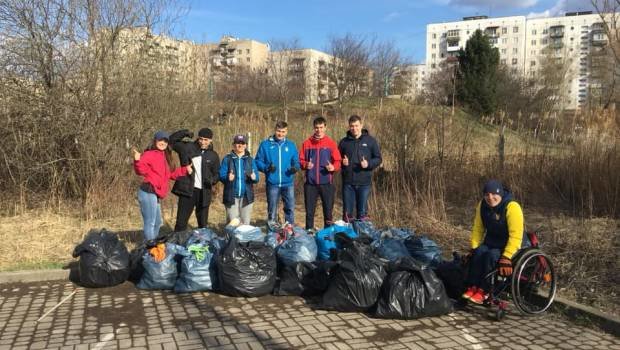 Молоді ужгородці приєдналися до всесвітнього екологічного ф..., фото-1 Молоді ужгородці приєдналися до всесвітнього екологічного флешмобу Trashtag Challenge (ФОТО), фото-1