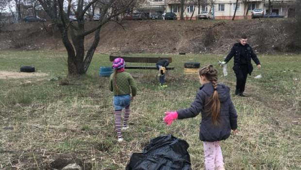 Молоді ужгородці приєдналися до всесвітнього екологічного ф..., фото-3 Молоді ужгородці приєдналися до всесвітнього екологічного флешмобу Trashtag Challenge (ФОТО), фото-3