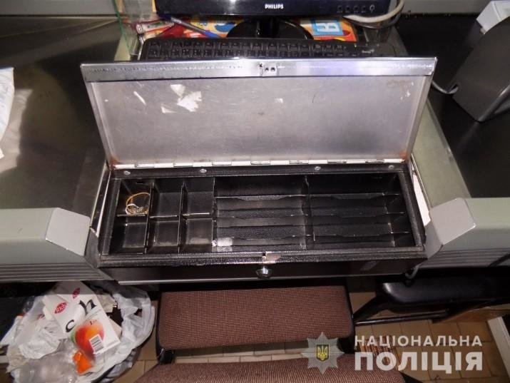 На Закарпатті молодики скоїли розбійний напад на цілодобови..., фото-2 На Закарпатті молодики скоїли розбійний напад на цілодобовий магазин (ФОТО), фото-2