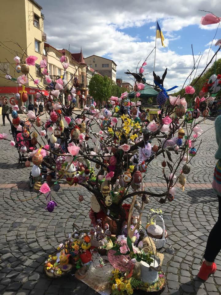 На писанковому дереві у Мукачеві з'явились 187 найкращих ди..., фото-1 На писанковому дереві у Мукачеві з'явились 187 найкращих дитячих робіт (ФОТО), фото-1