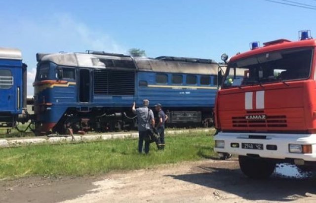 На Закарпатті терміново евакуйовували 50 пасажирів з потягу..., фото-5 На Закарпатті терміново евакуйовували 50 пасажирів з потягу "Київ-Солотвино", що загорівся на станції (ФОТО), фото-5