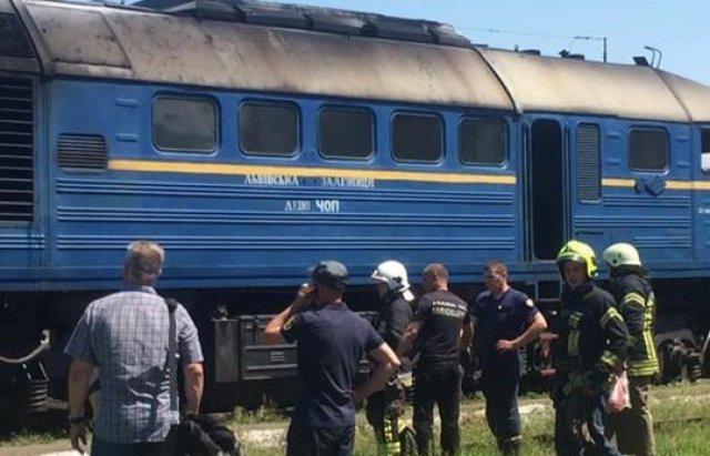На Закарпатті терміново евакуйовували 50 пасажирів з потягу..., фото-4 На Закарпатті терміново евакуйовували 50 пасажирів з потягу "Київ-Солотвино", що загорівся на станції (ФОТО), фото-4