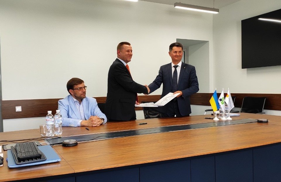 Підписано меморандум щодо впровадження в Ужгороді безготівк..., фото-1 Підписано меморандум щодо впровадження в Ужгороді безготівкової системи оплати за проїзд у міському транспорті, фото-1