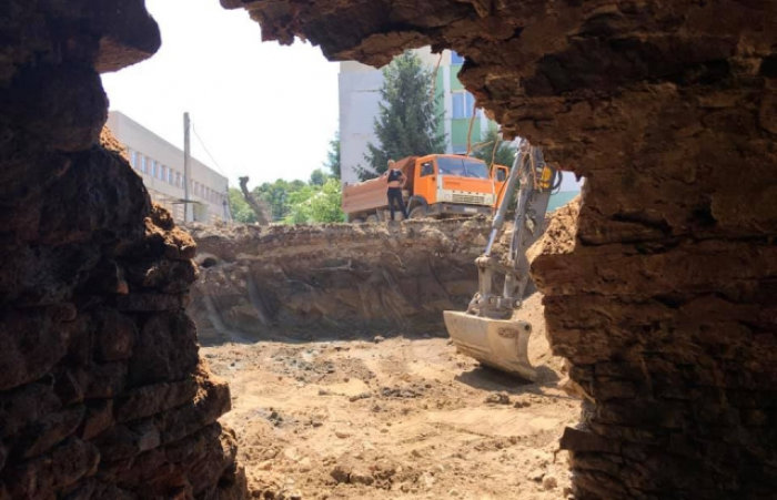 Виявлений в центрі Ужгорода підвал може мати таємні виходи..., фото-1 Виявлений в центрі Ужгорода підвал може мати таємні виходи до інших підземель, фото-1