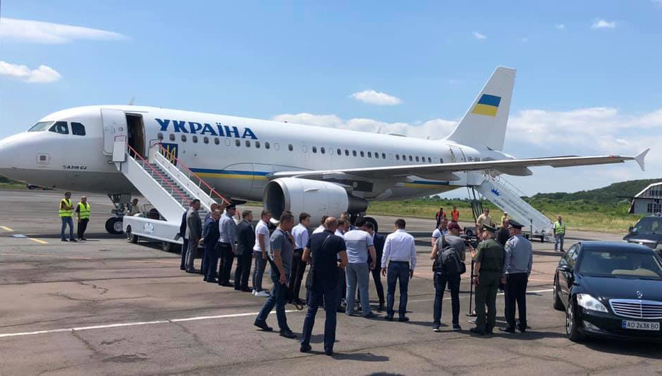 Аеропорт "Ужгород" зміг прийняти президентський авіалайнер..., фото-1 Аеропорт "Ужгород" зміг прийняти президентський авіалайнер Airbus A319 (ФОТОФАКТ), фото-1