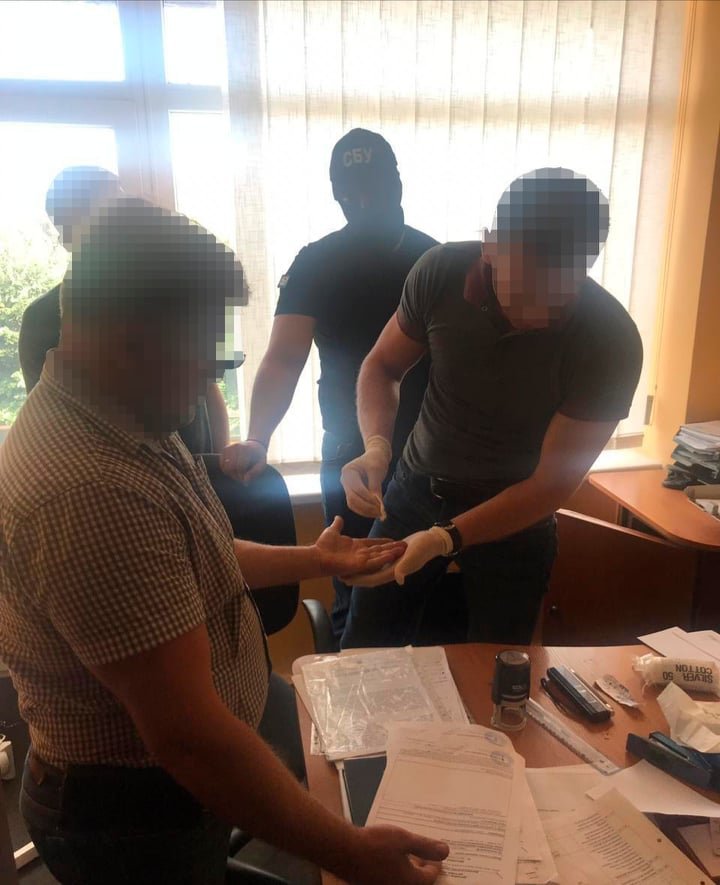На Закарпатті на хабарі у 7 тис грн викрили провідного спец..., фото-4 На Закарпатті на хабарі у 7 тис грн викрили провідного спеціаліста Держпродспоживслужби (ФОТО), фото-4