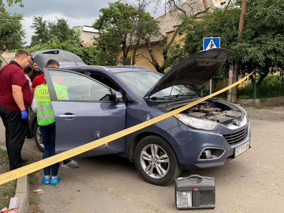 В Ужгороді обстріляли автомобіль начальника УЗЕ Закарпаття..., фото-6 В Ужгороді обстріляли автомобіль начальника УЗЕ Закарпаття Андрія Іванківа (ФОТО, ВІДЕО, ДОПОВНЕНО), фото-6