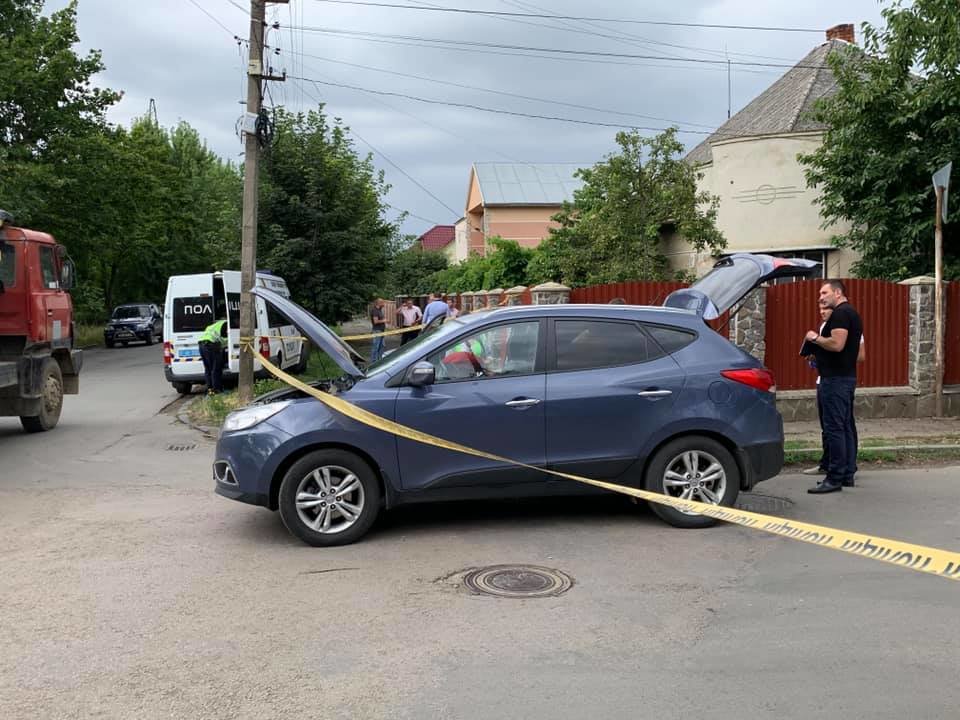 В Ужгороді обстріляли автомобіль начальника УЗЕ Закарпаття..., фото-7 В Ужгороді обстріляли автомобіль начальника УЗЕ Закарпаття Андрія Іванківа (ФОТО, ВІДЕО, ДОПОВНЕНО), фото-7