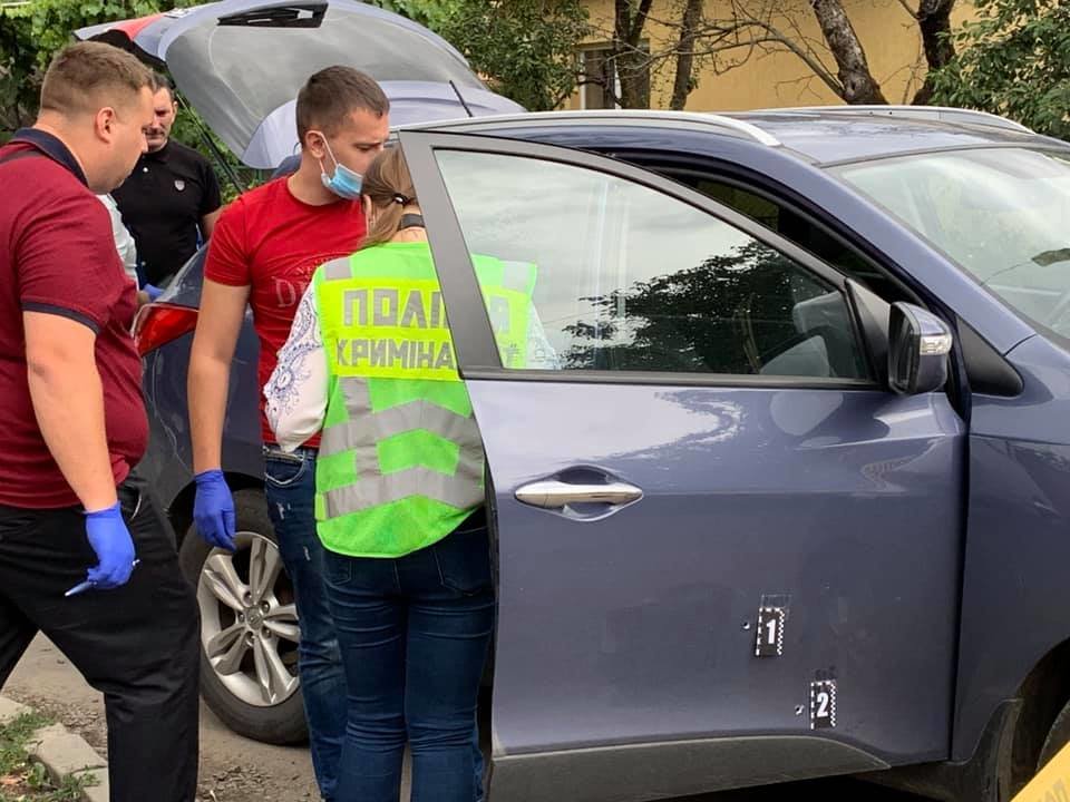 В Ужгороді обстріляли автомобіль начальника УЗЕ Закарпаття..., фото-5 В Ужгороді обстріляли автомобіль начальника УЗЕ Закарпаття Андрія Іванківа (ФОТО, ВІДЕО, ДОПОВНЕНО), фото-5