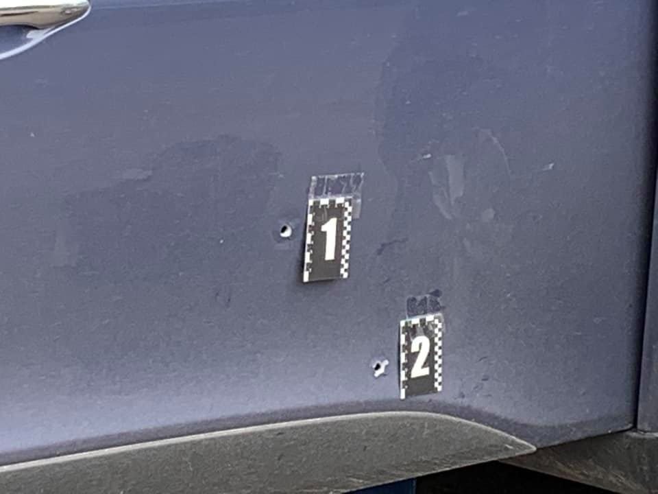 В Ужгороді обстріляли автомобіль начальника УЗЕ Закарпаття..., фото-4 В Ужгороді обстріляли автомобіль начальника УЗЕ Закарпаття Андрія Іванківа (ФОТО, ВІДЕО, ДОПОВНЕНО), фото-4