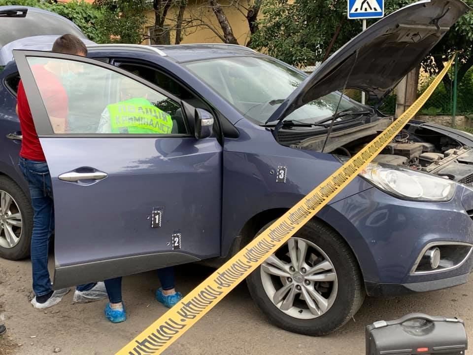 В Ужгороді обстріляли автомобіль начальника УЗЕ Закарпаття..., фото-1 В Ужгороді обстріляли автомобіль начальника УЗЕ Закарпаття Андрія Іванківа (ФОТО, ВІДЕО, ДОПОВНЕНО), фото-1