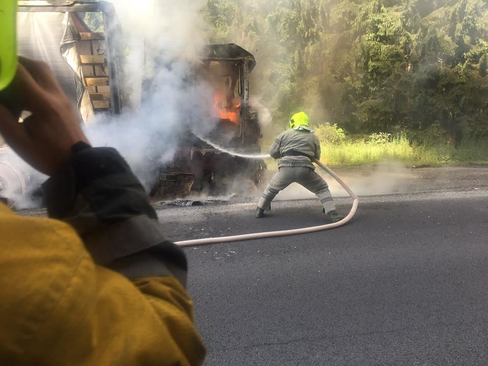 На Закарпатті рятувальники гасили вантажівку, яка загорілас..., фото-3 На Закарпатті рятувальники гасили вантажівку, яка загорілася прямо на ходу (ФОТО), фото-3