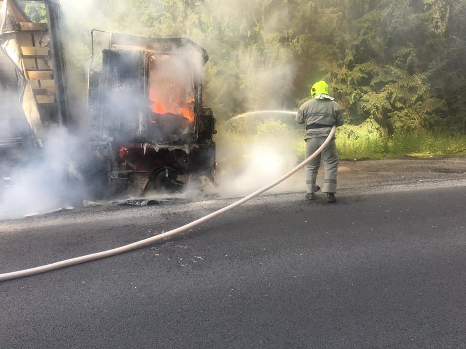 На Закарпатті рятувальники гасили вантажівку, яка загорілас..., фото-2 На Закарпатті рятувальники гасили вантажівку, яка загорілася прямо на ходу (ФОТО), фото-2