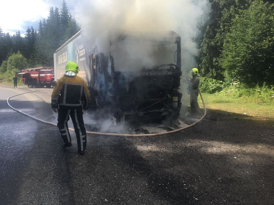 На Закарпатті рятувальники гасили вантажівку, яка загорілас..., фото-1 На Закарпатті рятувальники гасили вантажівку, яка загорілася прямо на ходу (ФОТО), фото-1