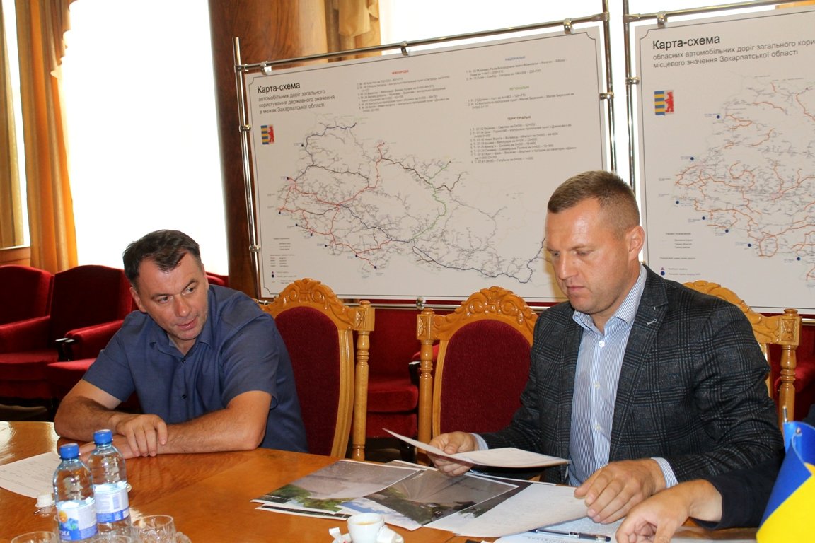 Румунську фірму зобов'язали відновити облущений асфальт на..., фото-1 Румунську фірму зобов'язали відновити облущений асфальт на дорозі в Рахівському районі (ФОТО), фото-1