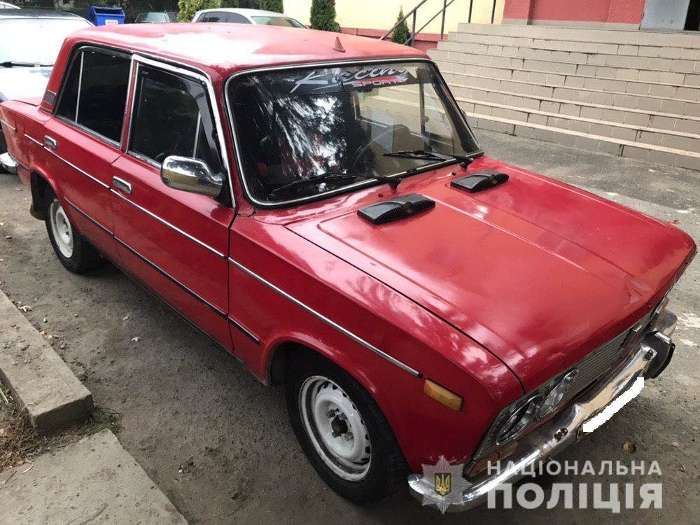 Витягли з машини та почали бити бейсбольною битою: В Ужгор..., фото-1 Витягли з машини та почали бити бейсбольною битою: В Ужгороді четверо чоловіків напали на іноземця (ФОТО), фото-1