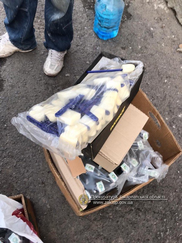 В Ужгороді викрили склад, де розливали сурогатний алкоголь..., фото-3 В Ужгороді викрили склад, де розливали сурогатний алкоголь - прокуратура (ФОТО), фото-3
