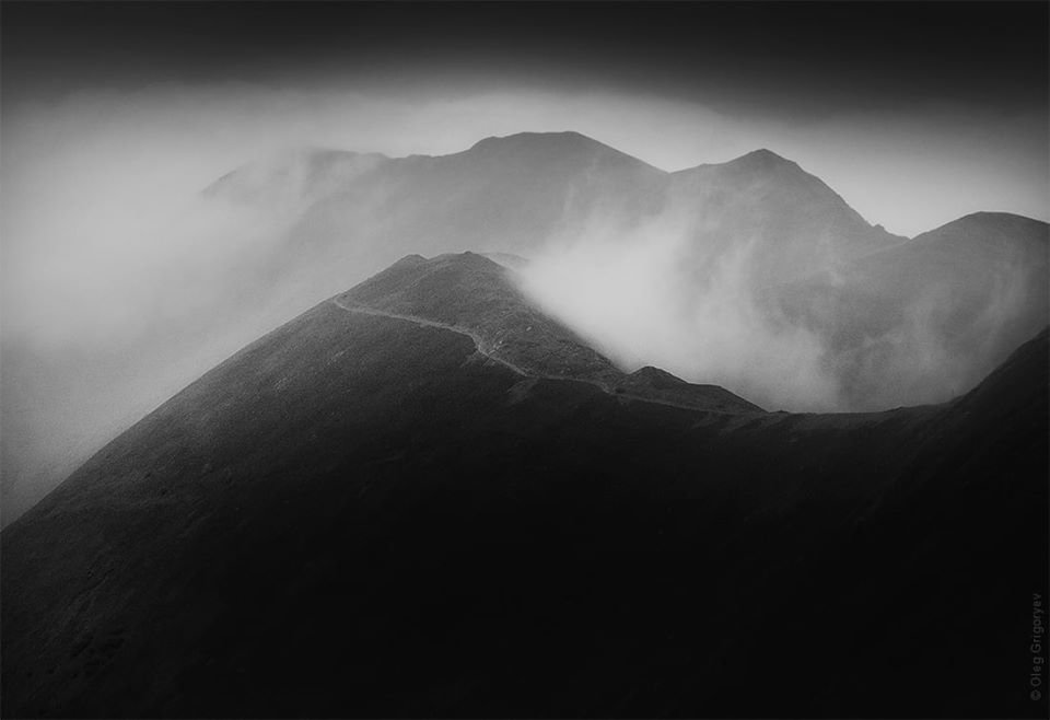 Фотограф показав містичні світлини оповитих туманом Карпат