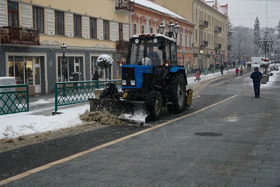 16 одиниць техніки та 6,3 млн гривень: ужгородські дороги..., фото-2 16 одиниць техніки та 6,3 млн гривень: ужгородські дороги готові до зими (ФОТО, ВІДЕО), фото-2