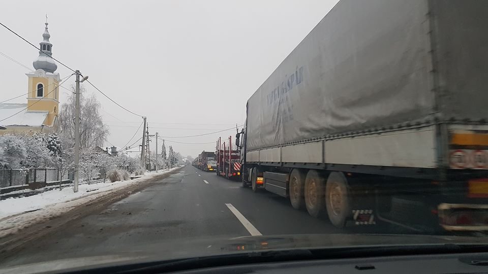 Колійка із вантажівок до КПП «Тиса» розтягнулася майже на..., фото-1 Колійка із вантажівок до КПП «Тиса» розтягнулася майже на 10 кілометрів (ФОТО, ВІДЕО), фото-1