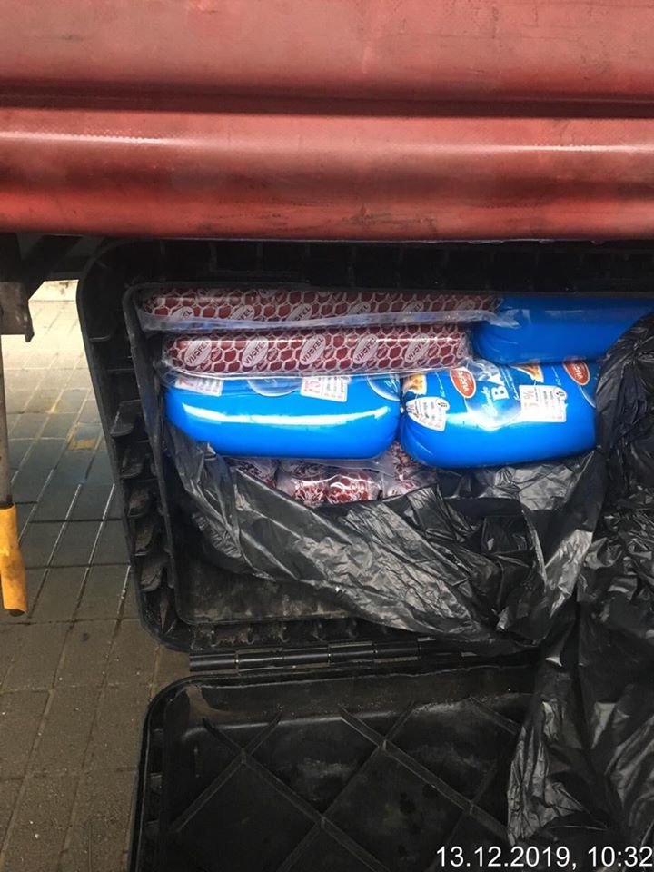 Не довіз на свята: на КПП "Ужгород" у водія конфіскували 2..., фото-4 Не довіз на свята: на КПП "Ужгород" у водія конфіскували 213 ковбас (ФОТО), фото-4