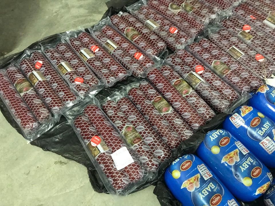 Не довіз на свята: на КПП "Ужгород" у водія конфіскували 2..., фото-1 Не довіз на свята: на КПП "Ужгород" у водія конфіскували 213 ковбас (ФОТО), фото-1
