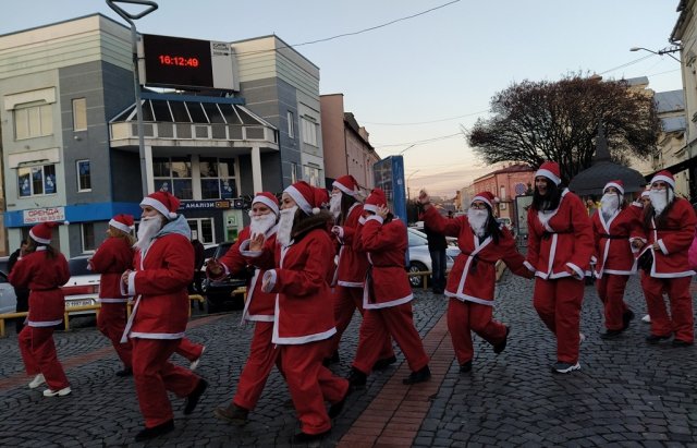 Свято наближається: у Мукачеві засяяли вогні на головній я..., фото-2 Свято наближається: у Мукачеві засяяли вогні на головній ялинці міста (ФОТО), фото-2