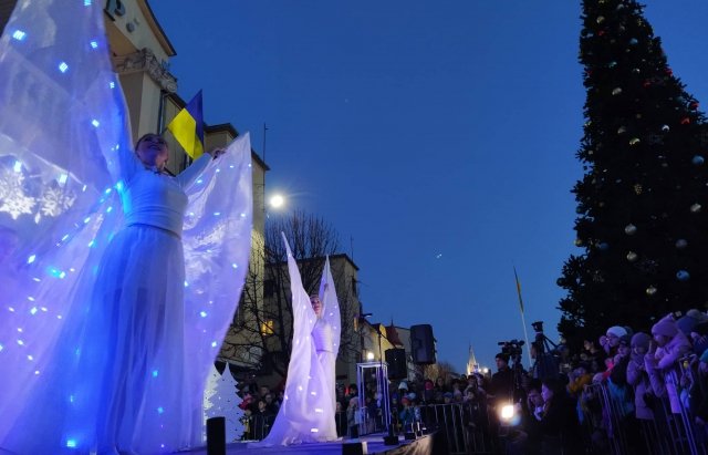 Свято наближається: у Мукачеві засяяли вогні на головній я..., фото-4 Свято наближається: у Мукачеві засяяли вогні на головній ялинці міста (ФОТО), фото-4