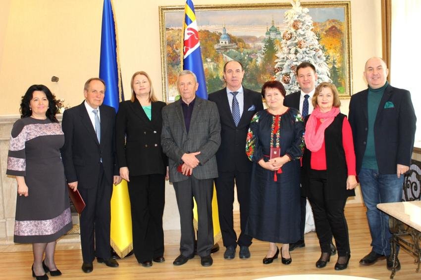 Від імені Президента: Голова Закарпатської ОДА вручив декі..., фото-1 Від імені Президента: Голова Закарпатської ОДА вручив декільком закарпатцям почесні відзнаки, фото-1