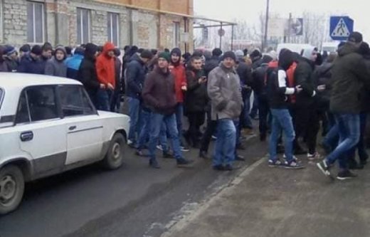 Масовий протест на Закарпатті: через бездоріжжя жителі забл..., фото-1 Масовий протест на Закарпатті: через бездоріжжя жителі заблокували проїзд (ФОТО, ВІДЕО), фото-1