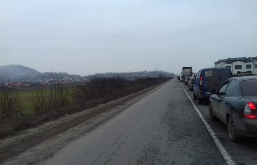 Масовий протест на Закарпатті: через бездоріжжя жителі забл..., фото-2 Масовий протест на Закарпатті: через бездоріжжя жителі заблокували проїзд (ФОТО, ВІДЕО), фото-2