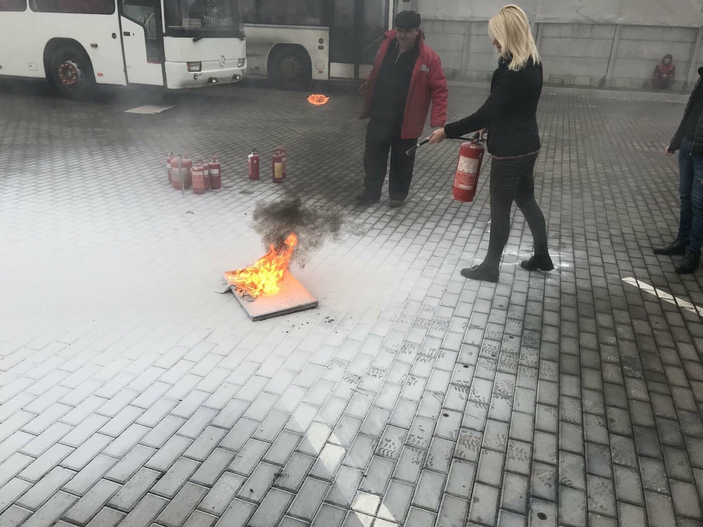 Ужгородські рятувальники провели навчання для персоналу та..., фото-4 Ужгородські рятувальники провели навчання для персоналу та орендарів ТЦ «Дастор», фото-4