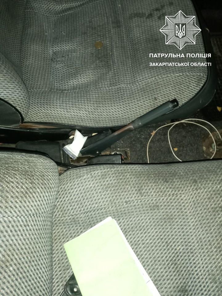 Патрульні виявили у автомобілі закарпатця пакунок з наркоти..., фото-2 Патрульні виявили у автомобілі закарпатця пакунок з наркотиками (ФОТО), фото-2