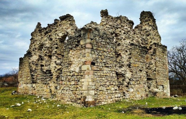 Рушиться на очах: один із закарпатських замків перетворюєть..., фото-1 Рушиться на очах: один із закарпатських замків перетворюється на гору каміння (ФОТО), фото-1