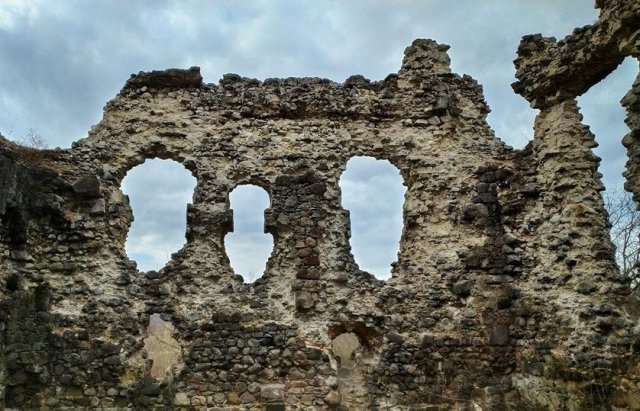 Рушиться на очах: один із закарпатських замків перетворюєть..., фото-2 Рушиться на очах: один із закарпатських замків перетворюється на гору каміння (ФОТО), фото-2