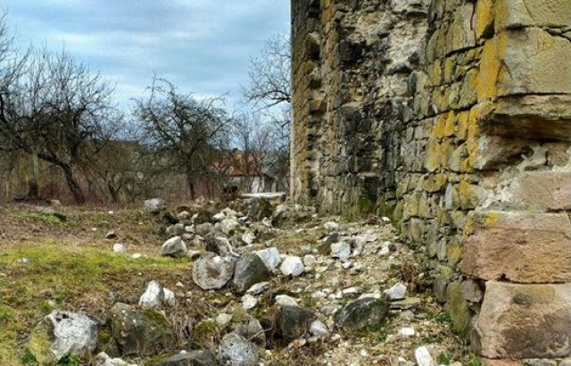 Рушиться на очах: один із закарпатських замків перетворюєть..., фото-4 Рушиться на очах: один із закарпатських замків перетворюється на гору каміння (ФОТО), фото-4