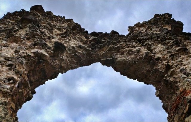 Рушиться на очах: один із закарпатських замків перетворюєть..., фото-3 Рушиться на очах: один із закарпатських замків перетворюється на гору каміння (ФОТО), фото-3