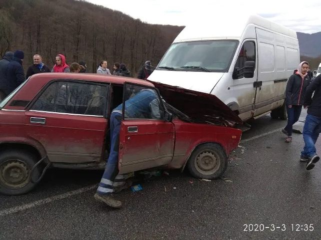 ДТП на Закарпатті: зіткнулись автомобіль ВАЗ та мікроавтобу..., фото-2 ДТП на Закарпатті: зіткнулись автомобіль ВАЗ та мікроавтобус (ФОТО), фото-2
