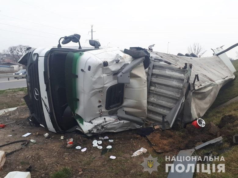ДТП на Львівщині: 30-річний водій вантажівки із Закарпаття..., фото-1 ДТП на Львівщині: 30-річний водій вантажівки із Закарпаття злетів у кювет (ФОТО), фото-1