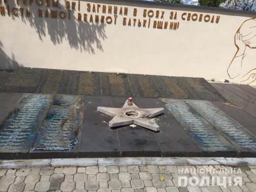Поламали чи занедбали? Поліція перевіряє пошкодження меморі..., фото-4 Поламали чи занедбали? Поліція перевіряє пошкодження меморіалу на Пагорбі Слави в Ужгороді (ФОТО), фото-4