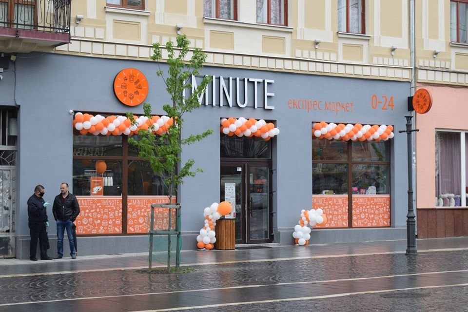 На площі Шандора Петефі незаконно встановили вивіску на буд..., фото-1 На площі Шандора Петефі незаконно встановили вивіску на будівлі: муніципали склали протокол , фото-1