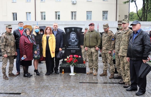 У Сумах урочисто встановили пам'ятник загиблому командиру з..., фото-2 У Сумах урочисто встановили пам'ятник загиблому командиру закарпатської 128-ої бригади (ФОТО), фото-2