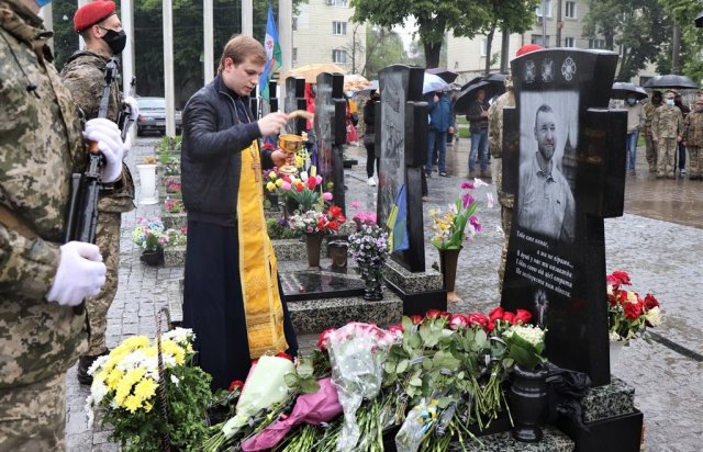 У Сумах урочисто встановили пам'ятник загиблому командиру з..., фото-3 У Сумах урочисто встановили пам'ятник загиблому командиру закарпатської 128-ої бригади (ФОТО), фото-3