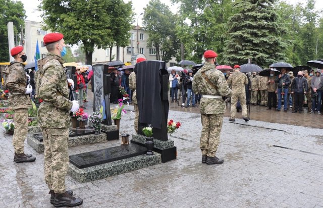 У Сумах урочисто встановили пам'ятник загиблому командиру з..., фото-4 У Сумах урочисто встановили пам'ятник загиблому командиру закарпатської 128-ої бригади (ФОТО), фото-4