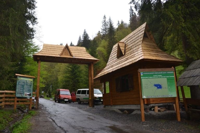 Проїзд забронено: у вихідні дні дістатися до озера Синевир..., фото-1 Проїзд забронено: у вихідні дні дістатися до озера Синевир можна лише пішки (ФОТО), фото-1