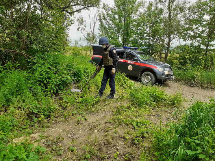 Вибухова знахідка: на Закарпатті рибалка знайшов боєприпас..., фото-1 Вибухова знахідка: на Закарпатті рибалка знайшов боєприпас на березі ріки (ВІДЕО), фото-1
