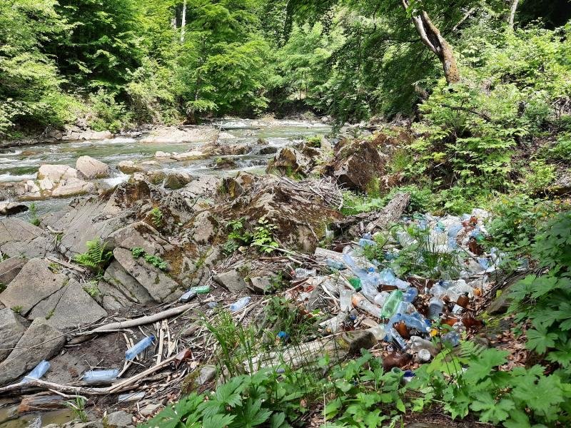 Береги ще однієї закарпатської річки всипані сміттям (ФОТО) , фото-1 Береги ще однієї закарпатської річки всипані сміттям (ФОТО) , фото-1