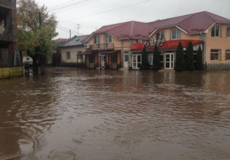 Повалені дерева та річки замість доріг: в Ужгороді ліквідув..., фото-1 Повалені дерева та річки замість доріг: в Ужгороді ліквідували наслідки негоди, фото-1