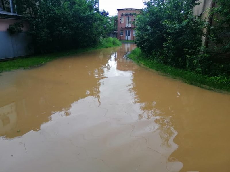 Підтоплені будинки та вулиці: ще одне місто Закарпаття пост..., фото-3 Підтоплені будинки та вулиці: ще одне місто Закарпаття постраждало від негоди (ФОТО), фото-3